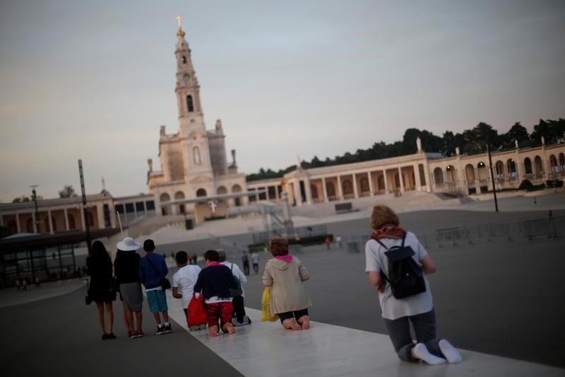 © Reuters. El Papa prepara la canonización de los niños de Fátima