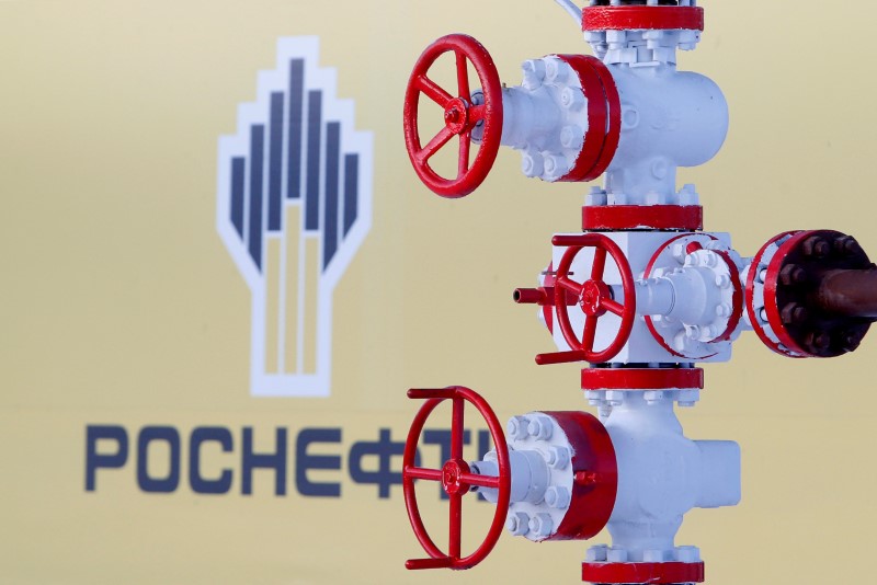 © Reuters. FILE PHOTO: The logo of Russian state oil company Rosneft is pictured behind a pipe at Samotlor oil field outside the of Nizhnevartovsk