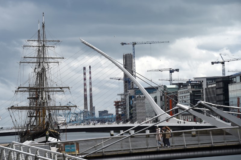 © Reuters. Cranes are seen along the skyline in the Irish Financial Services Centre in Dublin