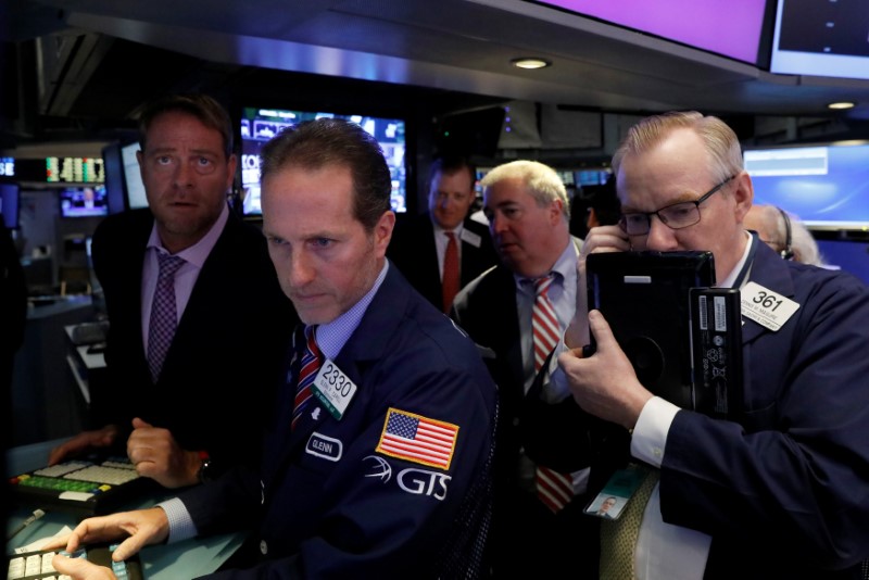 © Reuters. Traders gather at the post where Snap Inc. is traded, just before the opening bell on the floor of the NYSE in New York