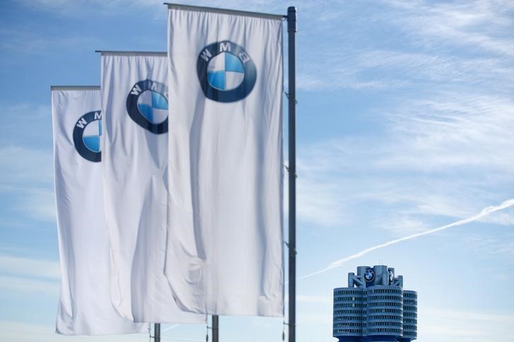 © Reuters. Flags flutter near the headquarters of German luxury carmaker BMW before the company's annual shareholder meeting in Munich