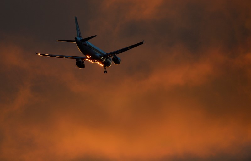 © Reuters. FILE PHOTO: An Alitalia aircraft flies in to land at Heathrow Airport in London