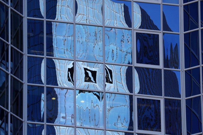 © Reuters. FILE PHOTO: Logo of Germany's Deutsche Bank reflected in the windows of a skyscraper in Frankfurt