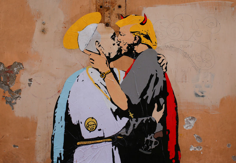 © Reuters. Aparece en Roma un mural del Papa besando a Trump