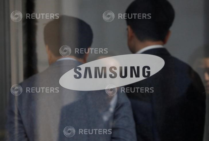 © Reuters. Funcionários da Samsung Electronics em Seoul