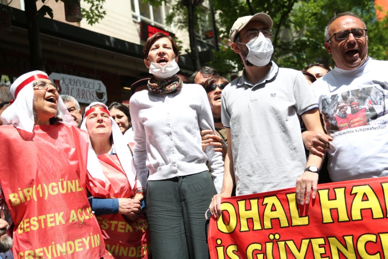 © Reuters. Gulmen and Ozakca take part in a protest against a government purge in Ankara