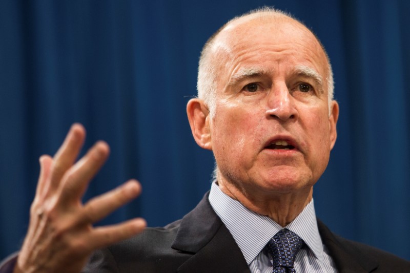 © Reuters. FILE PHOTO - California Governor Brown speaks in Sacramento