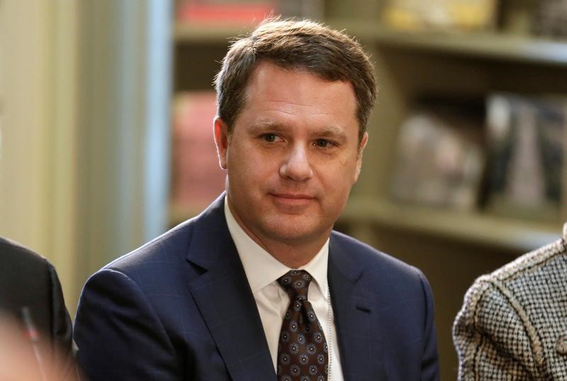 © Reuters. President and CEO of Walmart Doug McMillon takes part in a strategic and policy CEO discussion with U.S. President Donald Trump in the Eisenhower Execution Office Building in Washington