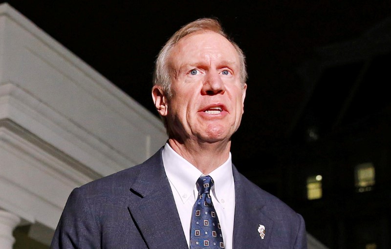 © Reuters. FILE PHOTO: Illinois Gov-elect Bruce Rauner speaks to media after meeting Obama and other Governor-elects at the White House