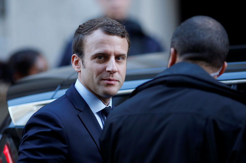 © Reuters. MACRON RENCONTRERA MERKEL LUNDI À BERLIN