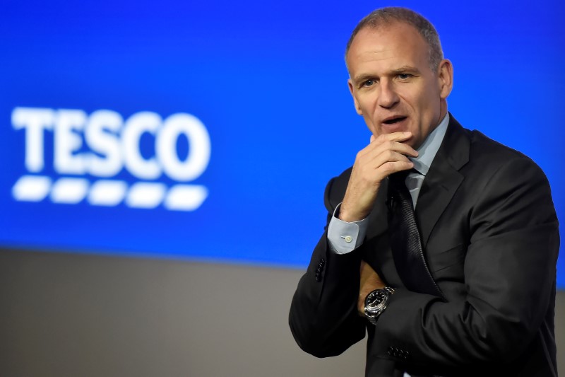© Reuters. Tesco Group Chief Executive, Dave Lewis speaks at an analyst presentation in London
