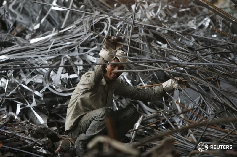 © Reuters. Рабочий на заводе на окраине Джамму