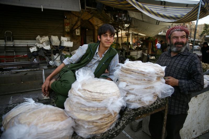 © Reuters. تصاعد الضغط على جيب للمعارضة السورية مع إغلاق شريان رئيسي للحياة