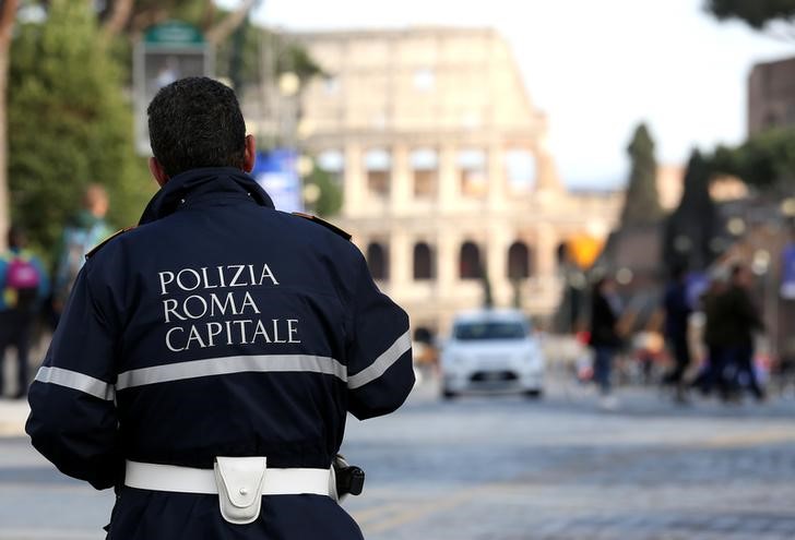 © Reuters. Um policial em frente ao Fórum Imperial em Roma, na Itália