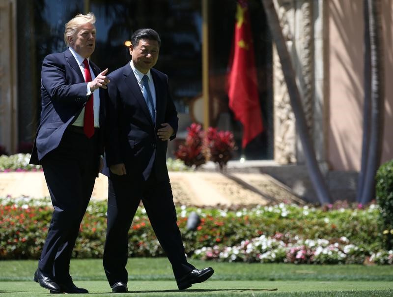 © Reuters. U.S. President Trump and China's President Xi take a walk together after a bilateral meeting at Trump's Mar-a-Lago estate in Palm Beach