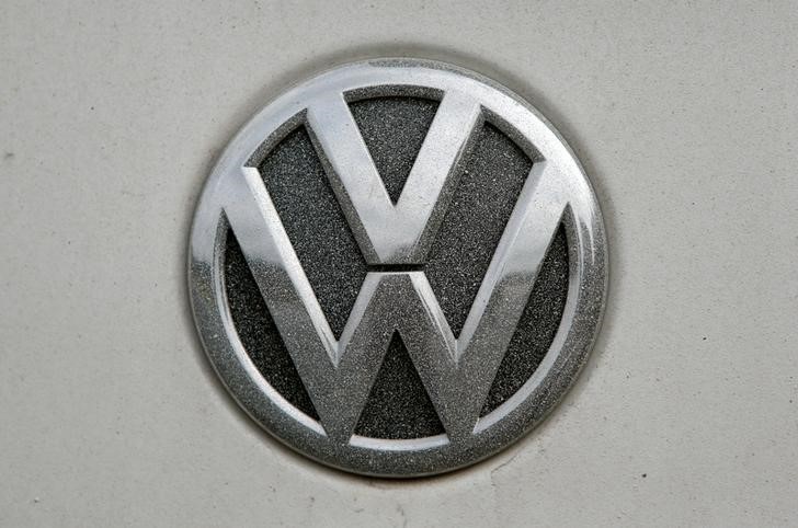 © Reuters. VW logo covered with dust is seen in Grafenwoehr