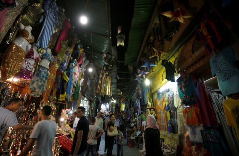 © Reuters. People walk around shops at al-Hussein and Al-Azhar districts in old Islamic Cairo