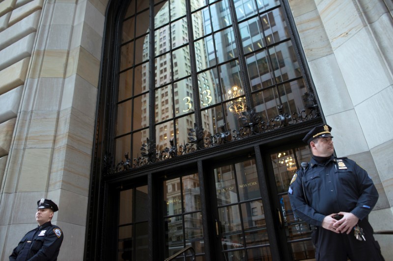 © Reuters. Federal Reserve and New York City Police officers stand guard in front of the New York Federal Reserve Building