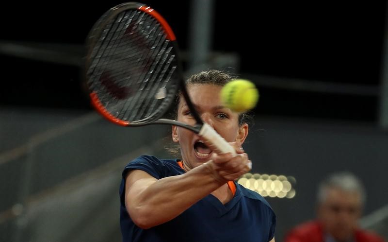 © Reuters. هاليب تقترب من لقبها الثاني على التوالي في بطولة مدريد للتنس