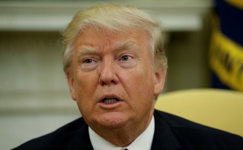 © Reuters. Trump speaks at the White House in Washington