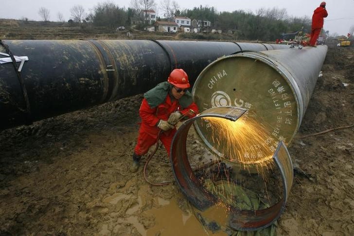 © Reuters. Строительство газопровода в провинции Хубэй, Китай