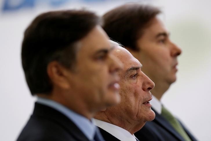 © Reuters. Presidente Michel Temer, vice-presidente do Senado, Cássio Cunha Lima (à esquerda), e presidente da Câmara dos Deputados, Rodrigo Maia