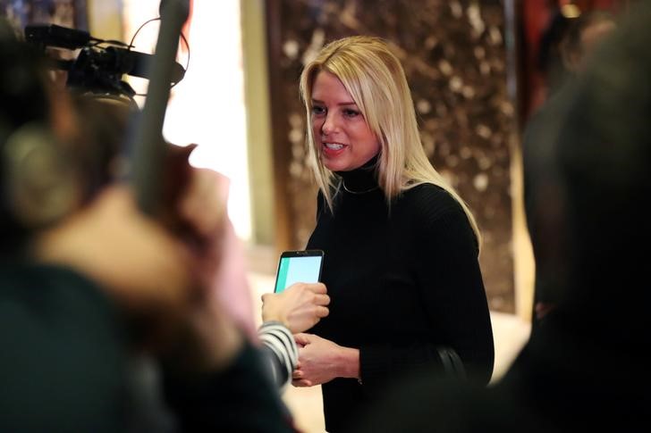 © Reuters. Florida Attorney General Bondi speaks with the press after meeting with U.S. President-elect Trump at Trump Tower in New York