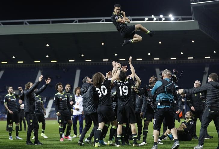 © Reuters. El delantero español del Chelsea Pedro es lanzado al aire por sus compañeros mientras celebran el título de la Liga Premier