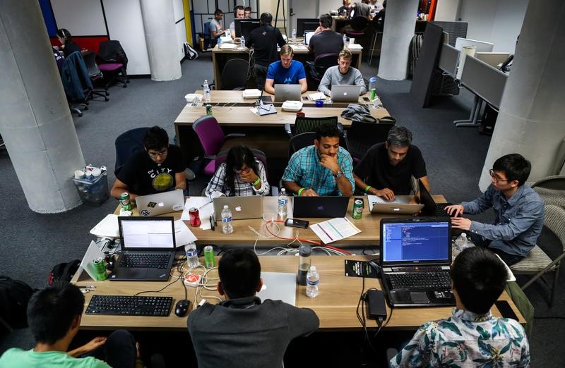 © Reuters. Pessoas trabalham em computadores durante evento em San Francisco