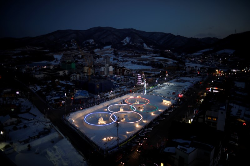 © Reuters. An ice sculpture of the Olympic rings is illuminated during the Pyeongchang Winter Festival