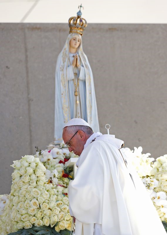 © Reuters. El Papa pide en Fátima acabar con las guerras y derribar todos los muros