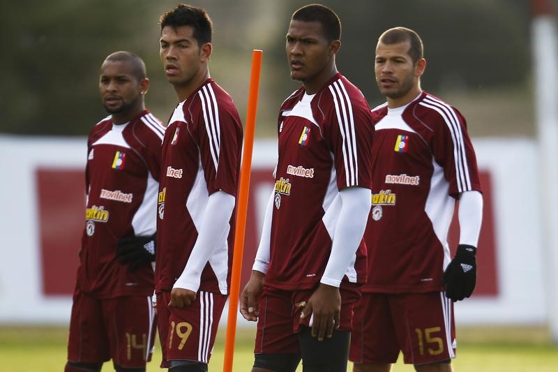 © Reuters. Jugadores de la selección venezolana de fútbol dicen a Maduro "basta de represión"