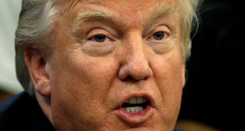 © Reuters. Trump advierte a exjefe del FBI que no filtre información, lo amenaza con grabaciones
