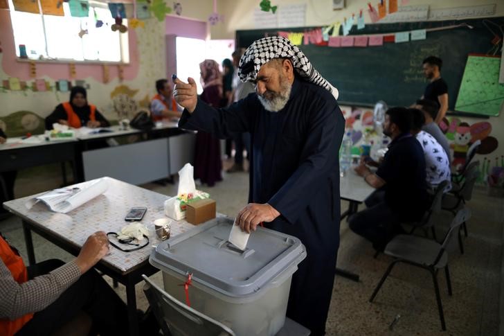 © Reuters. الفلسطينيون يصوتون في انتخابات محلية بالضفة الغربية دون قطاع غزة