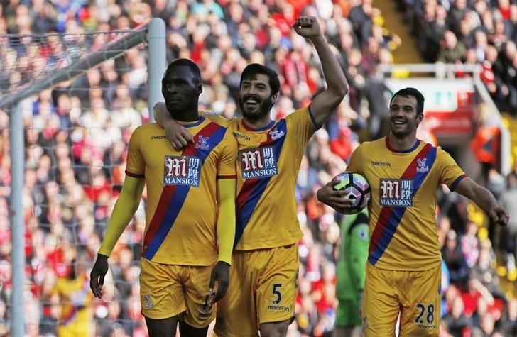 © Reuters. Crystal Palace's Christian Benteke celebrates scoring their second goal with team mates