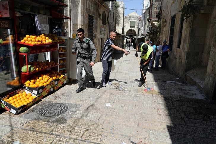 © Reuters. الشرطة: مقتل أردني بالرصاص بعد أن طعن شرطيا إسرائيليا