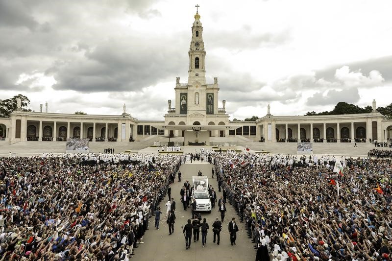 © Reuters. El Papa canoniza a los niños pastores de Fátima