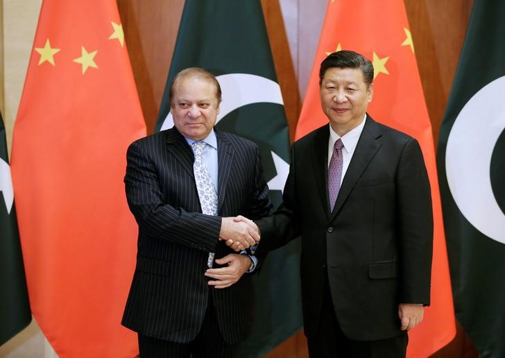 © Reuters. Pakistani Prime Minister Nawaz Sharif meets Chinese President Xi Jinping in Beijing