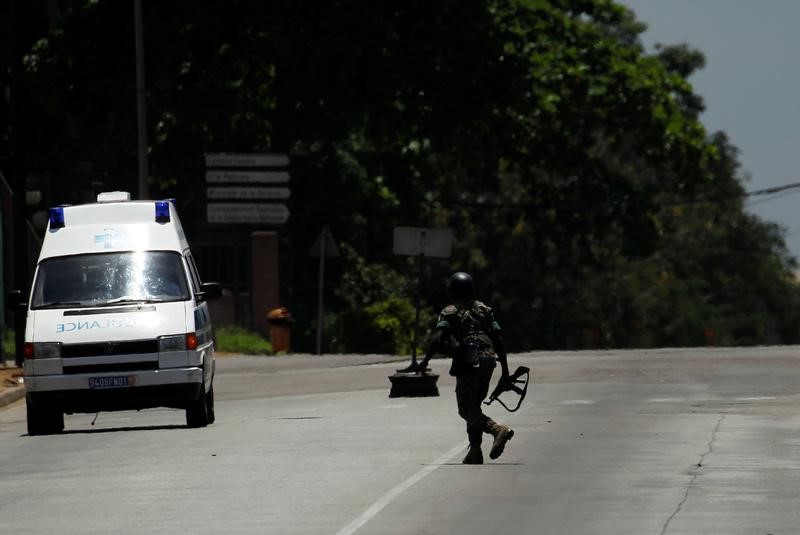 © Reuters. شاهد: جنود متمردون يطلقون النار على شخصين مع استمرار تمرد في ساحل العاج