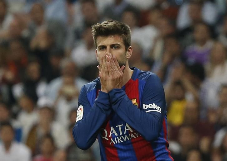 © Reuters. Barcelona's Gerard Pique looks dejected