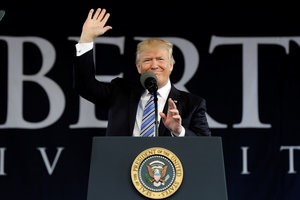 © Reuters. U.S. President Donald Trump waves before delivering keynote address at Liberty University's commencement in Lynchburg, Virginia