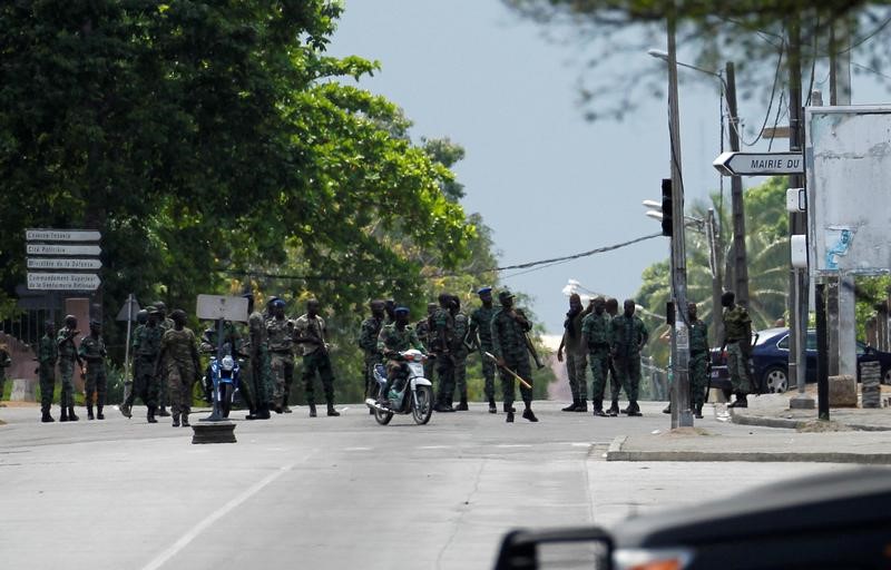 © Reuters. جنود متمردون يطلقون النار ويصيبون ثلاثة في ثاني أكبر مدينة بساحل العاج