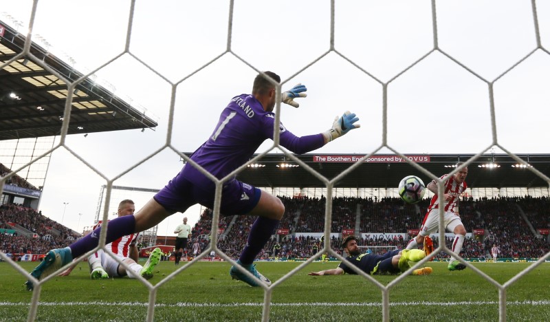 © Reuters. Arsenal's Olivier Giroud scores their fourth goal