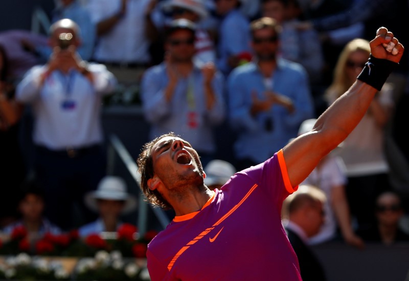 © Reuters. El tenista español Rafael Nadal celebra tras vencer al serbio Novak Djokovic en la semifinal del torneo ATP 1000 Masters de Madrid.