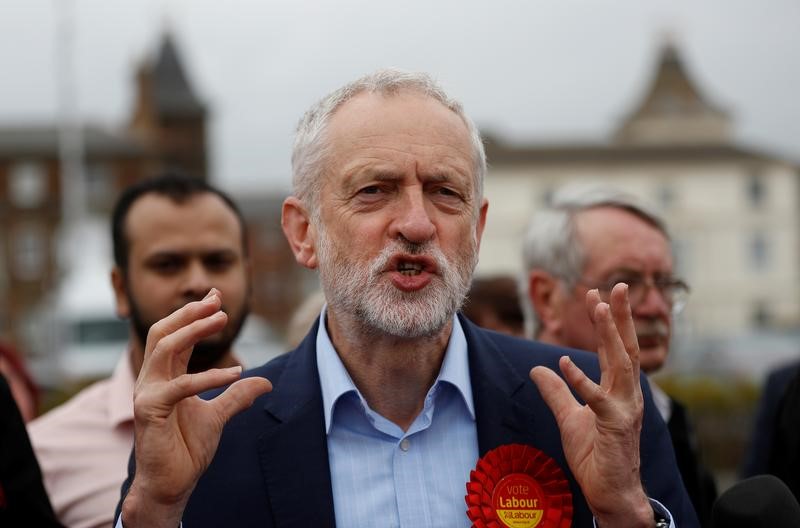 © Reuters. حزب العمال البريطاني ينوي تطبيق ضريبة "روبن هود" إذا فاز في الانتخابات