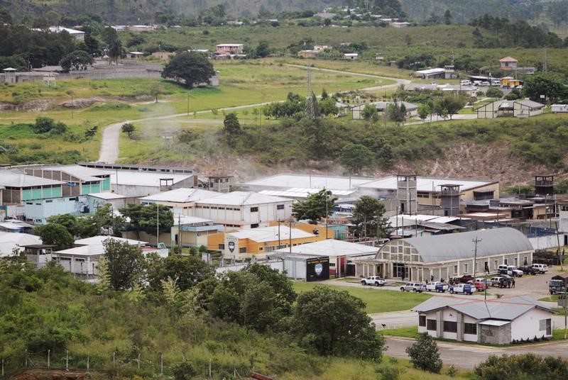 © Reuters. هروب أكثر من 20 سجينا من سجن عليها حراسة عسكرية في هندوراس