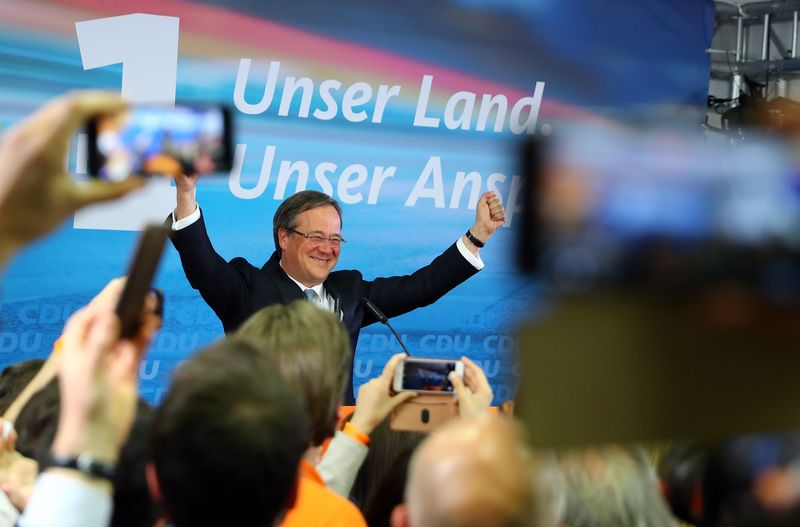 © Reuters. Armin Laschet, candidato de la CDU, celebra los sondeos a boca de urna tras la elección estatal en Renania del Norte-Westphalia, en Duesseldorf, Alemania.
