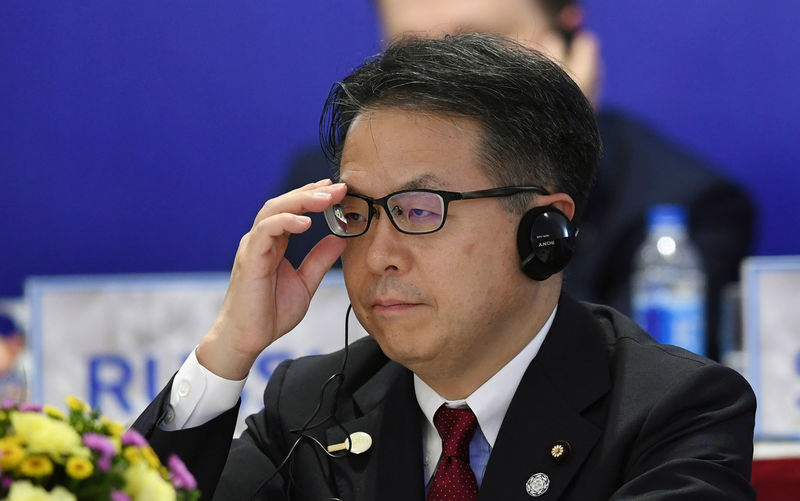 © Reuters. Japan's Minister of Trade and Industry Hiroshige Seko adjusts his glasses as he attends a joint press conference held on the sideline of the Asia-Pacific Economic Cooperation (APEC)'s 23rd Ministers responsible for Trade Meeting being held in Ha