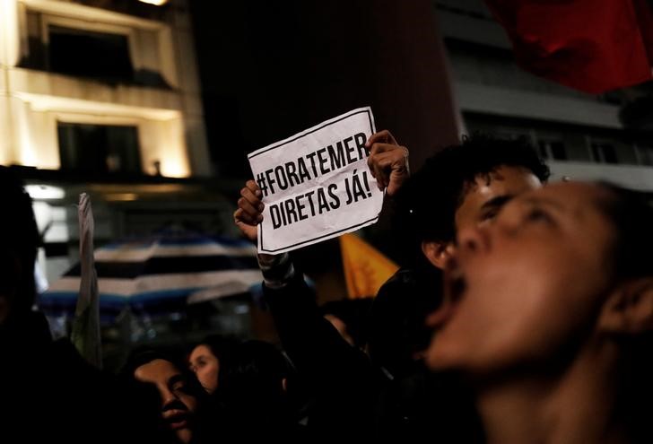 © Reuters. Manifestantes cantan eslóganes conttra el presidente Michel Temer durante una protesta en la ciudad brasileña de Sao Paulo