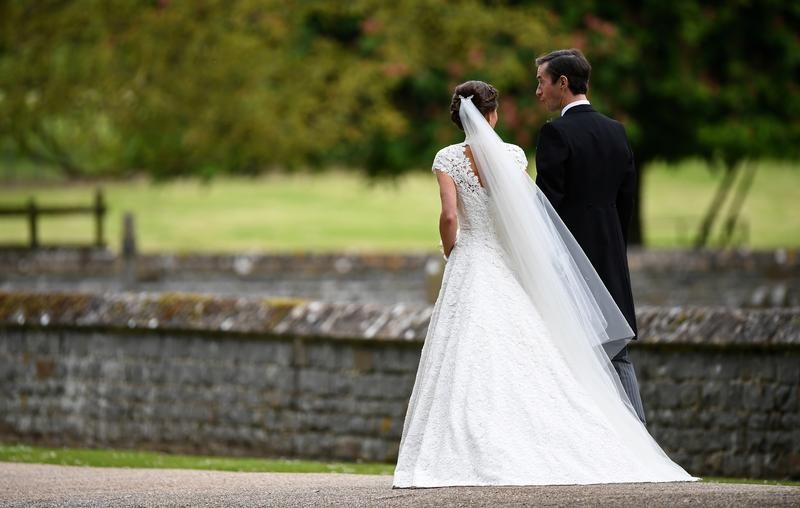 © Reuters. Pippa Middleton y su nuevo marido James Matthews después de su ceremonia de boda en la Iglesia de San Marcos en Englefield, Londres, Inglaterra.